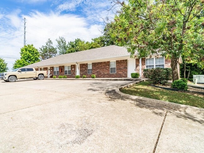 Building Photo - 1102 NW Lincoln Ct
