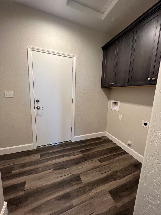 Building Photo - "Modern & Energy-Efficient 3BR/2BA Home with Solar - Perfect for Families!"