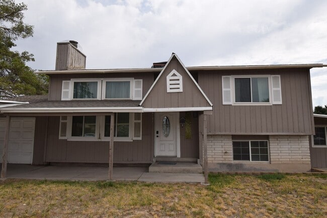 Photo - Comfortable Kearns 4-Bed Home with Spacious layout & Private Yard