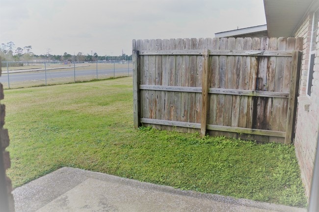 Building Photo - 1063 Shellie Ln