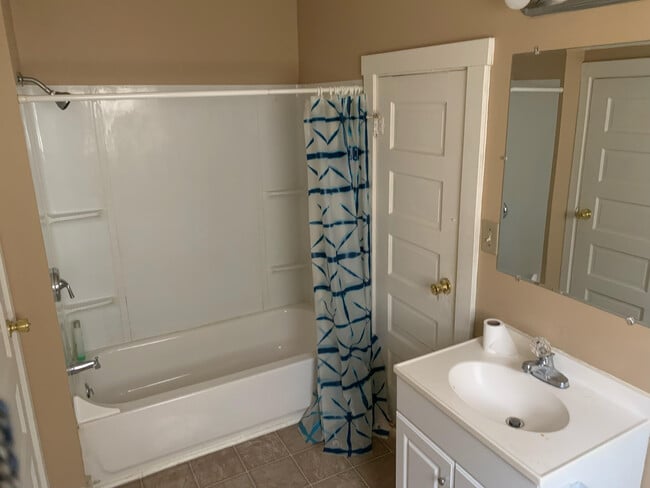 Shared bathroom - 1221 N Union St