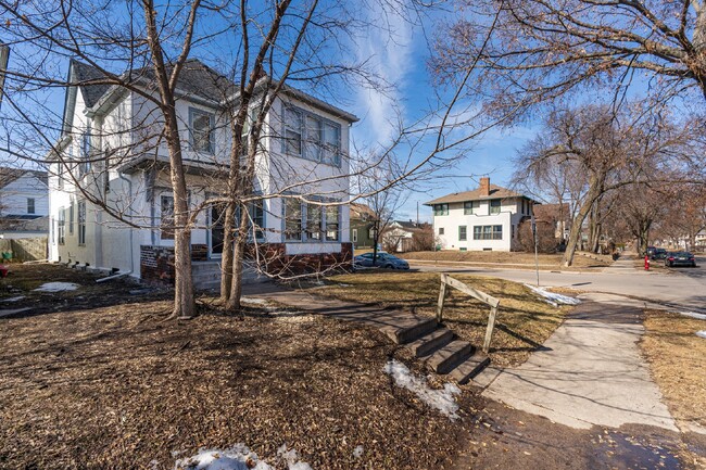 Building Photo - 2 Bedroom with 1 Full Bathroom Duplex in S...