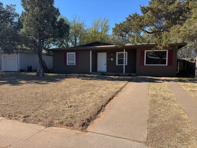 Building Photo - 2 Bedroom 1 bathroom house in central Lubb...