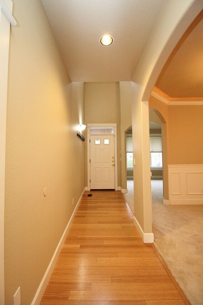 Foto del edificio - Alluring 4 Bedroom, 2.5 Bathroom Modern ho...