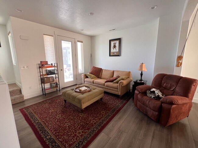 Foto del edificio - Modern 2 Bedroom Townhome with Stunning La...