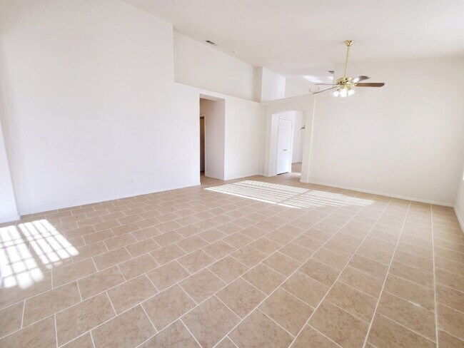 Foto del edificio - 2054 Cardigan Ave