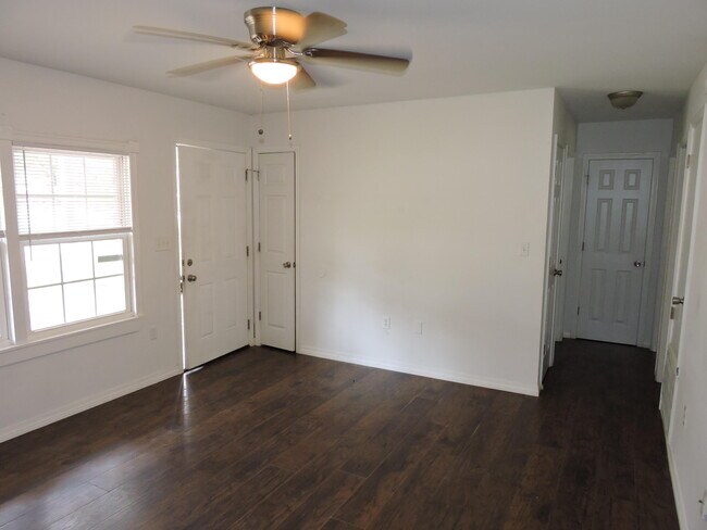 Building Photo - 6115 Willow Ln N