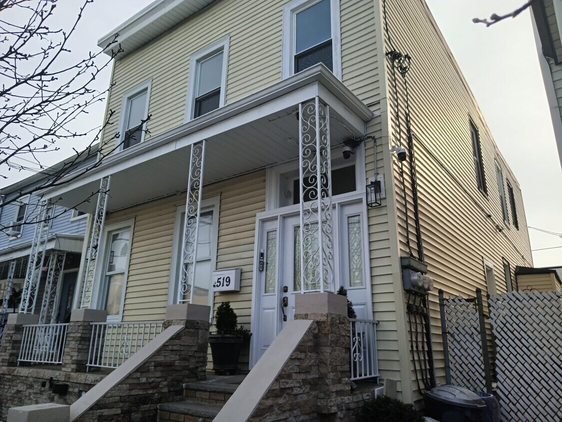 Primary Photo - 519 44th St