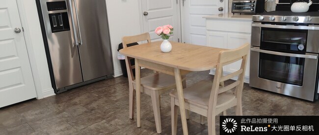 Foto del edificio - Room in Townhome on Norah Dr