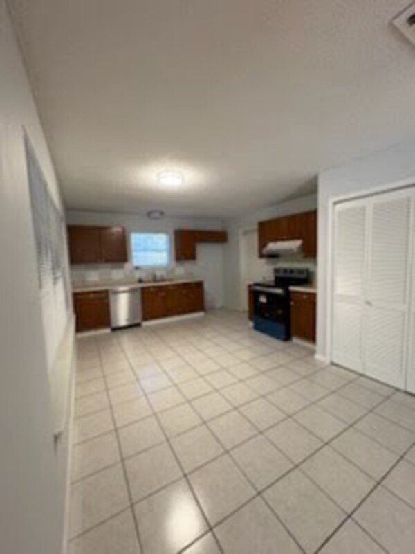 Foto del edificio - 5922 Lakedale St