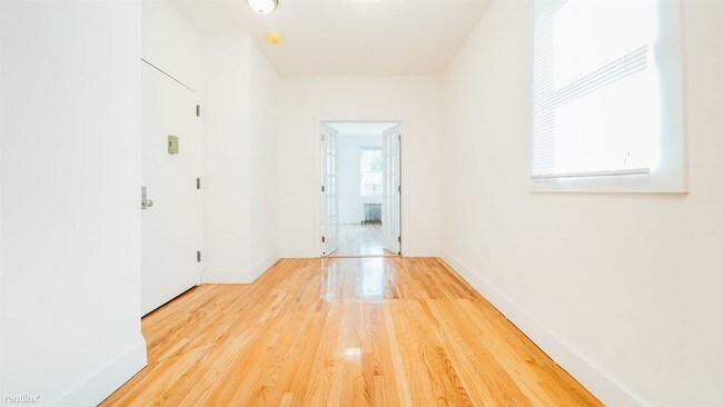Building Photo - 3 br, 1 bath Apartment - 140 Frost St Unit 2G