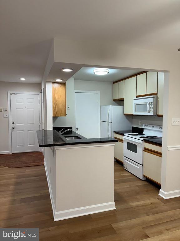 Building Photo - 3321 Sir Thomas Dr