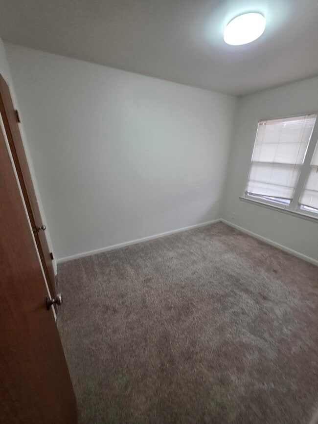 Building Photo - 906 W 1st St