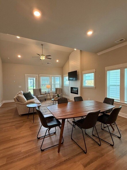 Building Photo - 2093 Firelight Wy