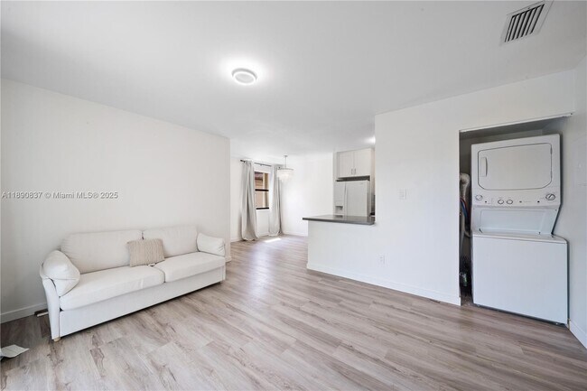 Foto del edificio - 485 NW 210th St
