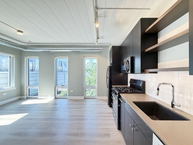 Building Photo - 941 W Belmont Ave