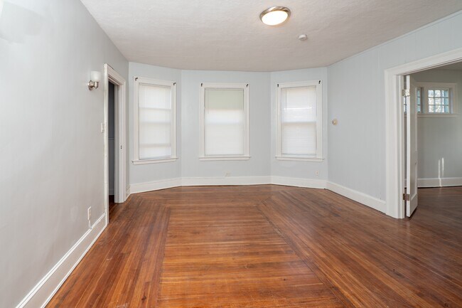 Sala de estar orientada al norte - 1592 Corbin Ave