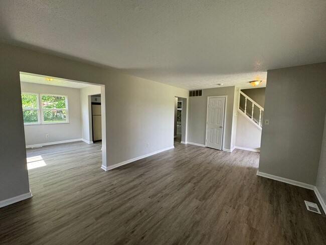 Building Photo - Far Eastside Large 3 Bedroom 1.5 Bath