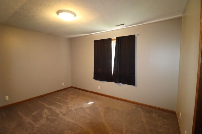 Building Photo - Lovely 3 Bedroom, 1 bath house available now.