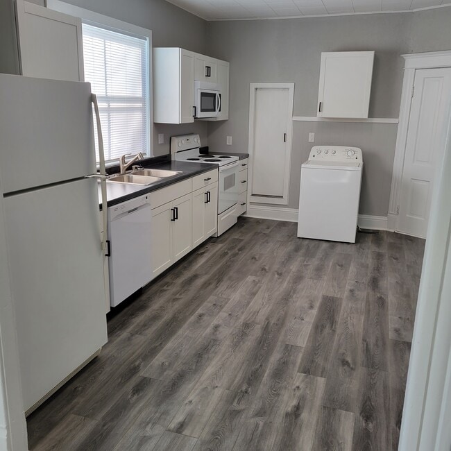 Building Photo - 206 N Maple St