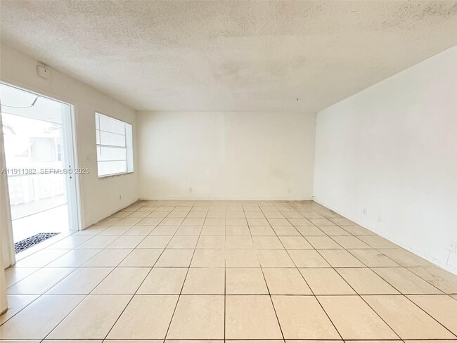 Foto del edificio - 725 NE 4th St