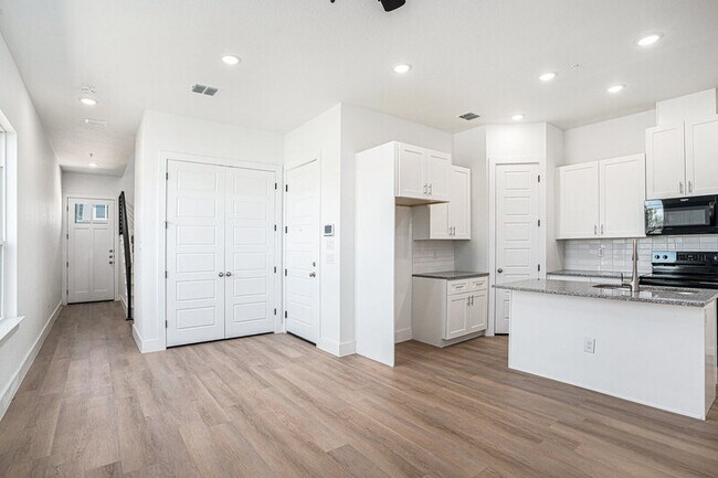 Foto del edificio - 5142 Kelwood St