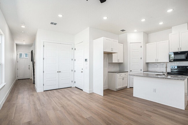 Building Photo - 5154 Kellwood St