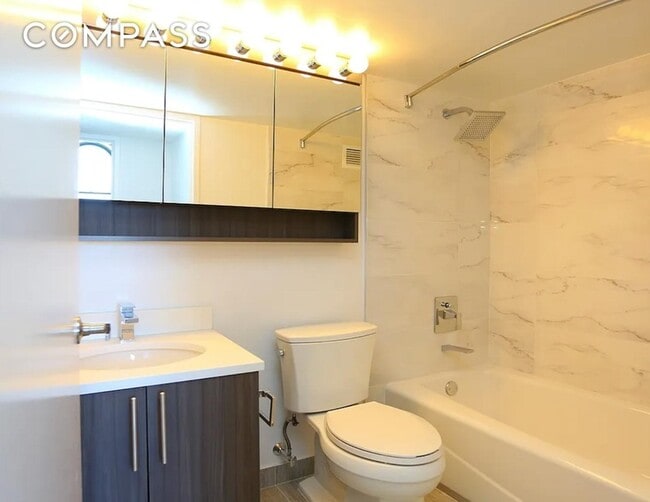 Building Photo - 666 Greenwich St