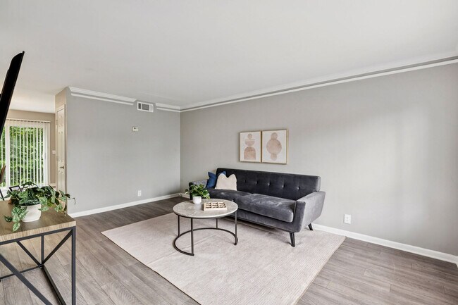 Foto del edificio - 400 Adamwood Dr
