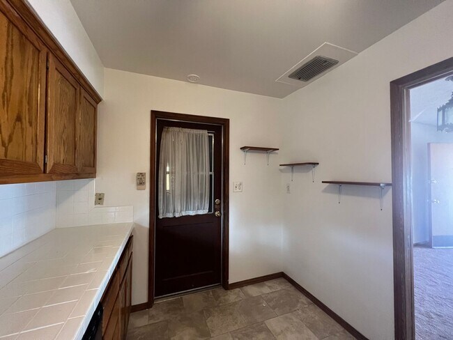 Foto del edificio - Two Bedroom Home with Garage and Yard For ...