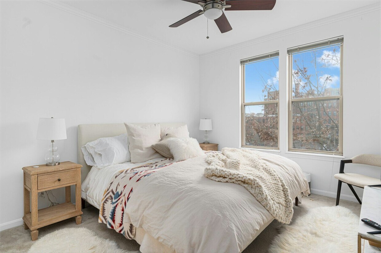 Foto principal - 1000 Providence Pl