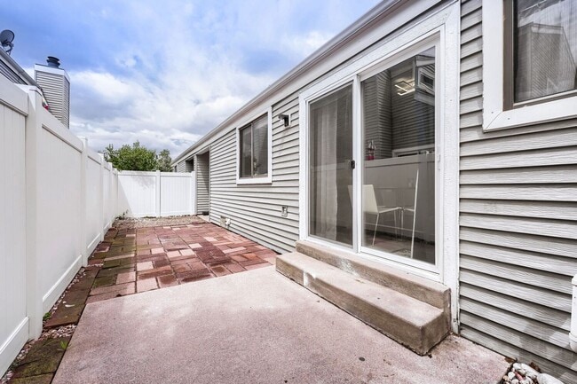 Foto del edificio - Updated 2 Bedroom Townhouse in Thornton