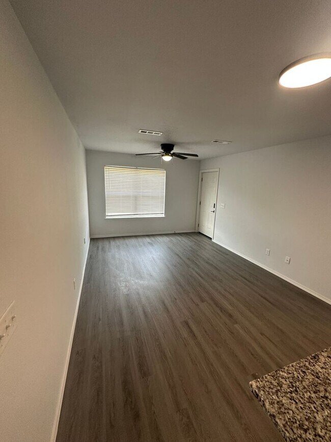 Foto del edificio - 1203 Backus Ave