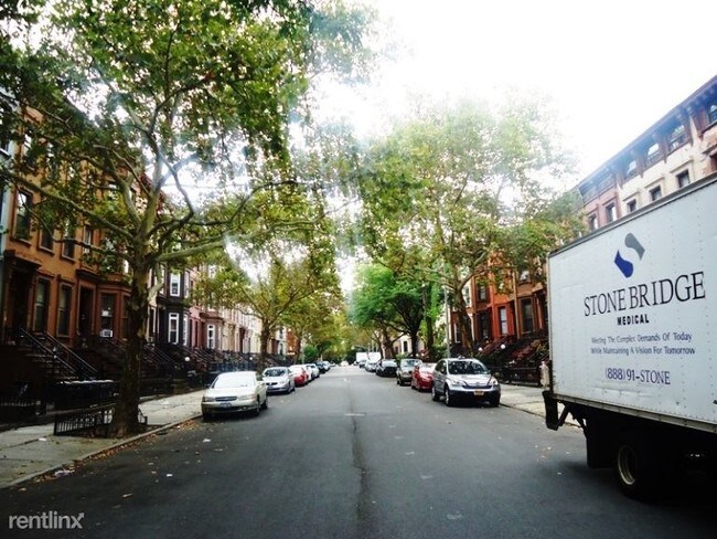 Building Photo - 587 Madison St