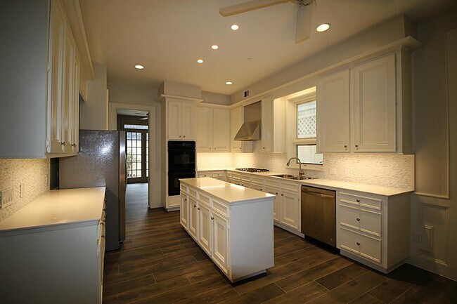 Building Photo - 1421 Nantucket Dr