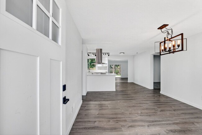 Building Photo - 365 NE Palmblad Dr