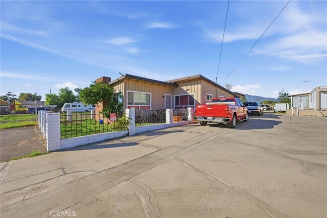 Foto del edificio - 16072 Arrow Blvd