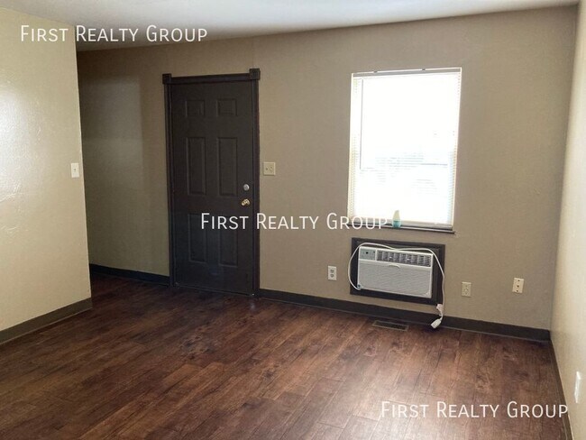 Foto del edificio - 2 Bedroom, 1 Bath Townhouse For Rent, Move...