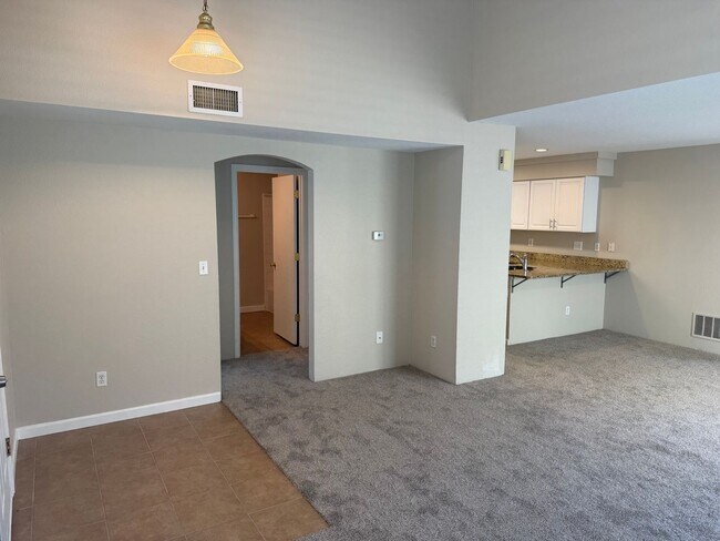 Foto del edificio - Spacious 4-bed, 3-bath home on a quiet cul-de-sac — no lawn maintenance required.