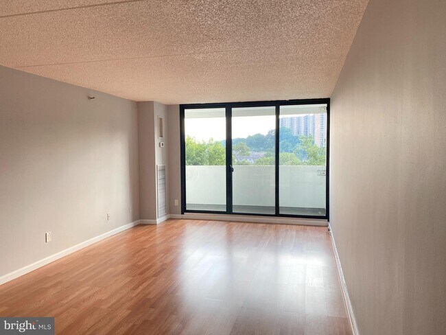 Foto del edificio - 5911 Edsall Rd