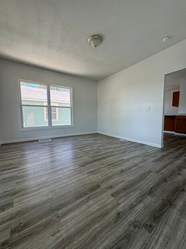 Building Photo - Large 2 bedroom 2 full bath with detached ...