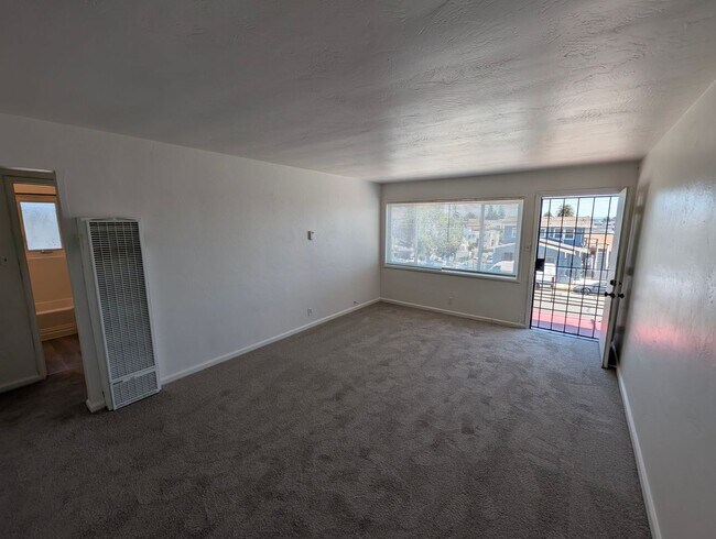 Foto del edificio - 2-Bedroom Walkup Near Highland Hospital