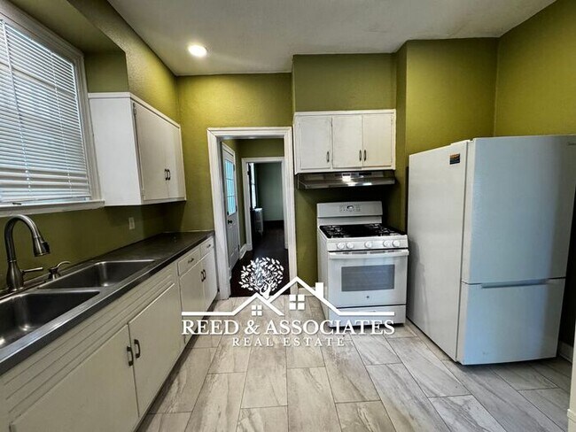 Foto del edificio - Spacious: 3 Bedroom in Midtown!