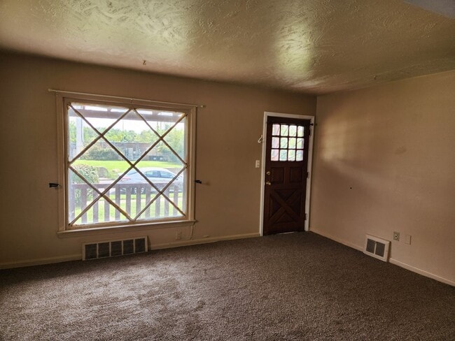 Building Photo - 2bd Single Cash Pay/Section 8