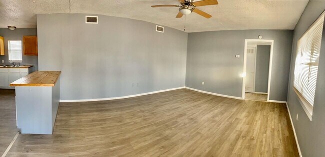 Building Photo - Handyman Special $0 First Month's Rent / “You fix, you SAVE BIG!!” Contact Mayshell for details: ...