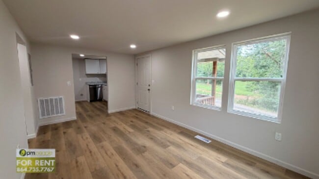 Foto del edificio - Completely Updated Easley 2/1 Available Now!