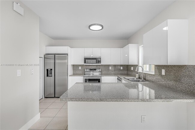 Building Photo - 942 SW 147th Ct