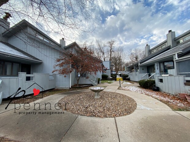 Building Photo - 1009 W Maple Ave