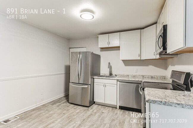 Building Photo - Precious Unit at Forest Park with huge Yard