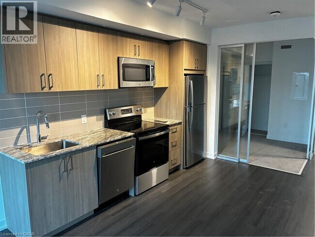 Photo du bâtiment - 4010 Eglinton Ave W